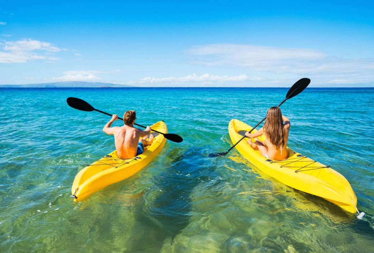 Seated posture and paddle hold technique for kayak beginners